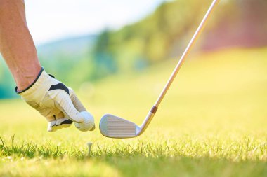 Golf sahasında golf topuna el atmak.              