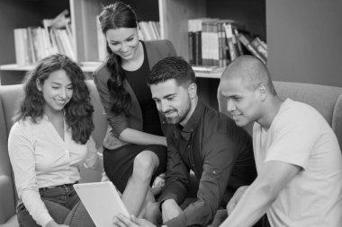 Girişimci iş adamları modern ofiste her gün çalışıyorlar.