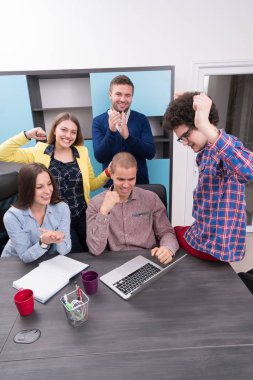 Başlangıç grup içinde modern bir ofis toplantısı bir dizüstü bilgisayar ile yaratıcı insan portresi. Konuşma alanı coworking yeni proje üzerinde rahat iş adamları