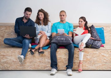 Girişimci iş adamları modern ofiste her gün çalışıyorlar.