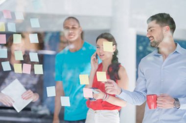 iş, başlangıç, planlama, yönetim ve insan kavramı - mutlu yaratıcı ekibi çıkartmaları office cam panosu üzerinde yazma