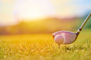 Yeşil çimenlerin üzerinde golf topu.