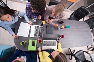 Başlangıç grup içinde modern bir ofis toplantısı bir dizüstü bilgisayar ile yaratıcı insan portresi. Konuşma alanı coworking yeni proje üzerinde rahat iş adamları