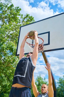 Kaç kişi dışında basketbol oynarken     