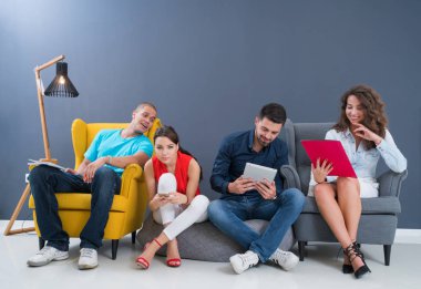 Girişimci iş adamları modern ofiste her gün çalışıyorlar.
