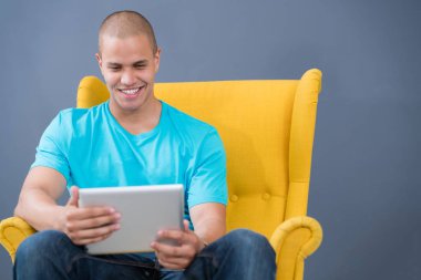 Girişim işi, yazılım geliştiricisi modern ofiste bilgisayar üzerinde çalışıyor