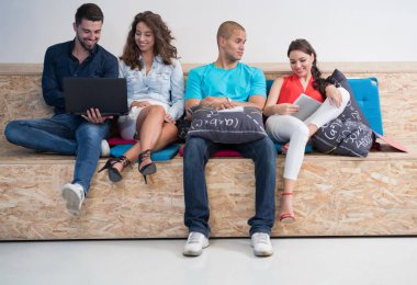 Girişimci iş adamları modern ofiste her gün çalışıyorlar.