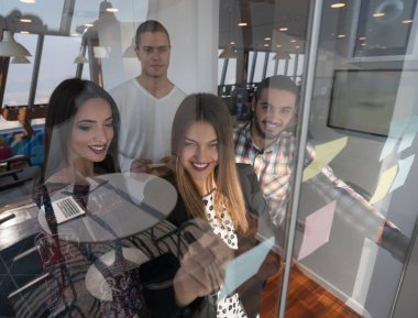 Girişimci iş adamları modern ofiste her gün çalışıyorlar.