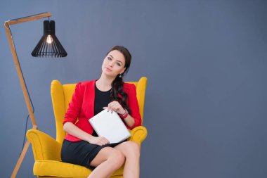 Girişim işi, yazılım geliştiricisi modern ofiste bilgisayar üzerinde çalışıyor