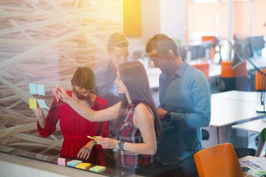 iş, başlangıç, planlama, yönetim ve insan kavramı - mutlu yaratıcı ekibi çıkartmaları office cam panosu üzerinde yazma