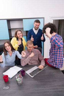 Başlangıç grup içinde modern bir ofis toplantısı bir dizüstü bilgisayar ile yaratıcı insan portresi. Konuşma alanı coworking yeni proje üzerinde rahat iş adamları