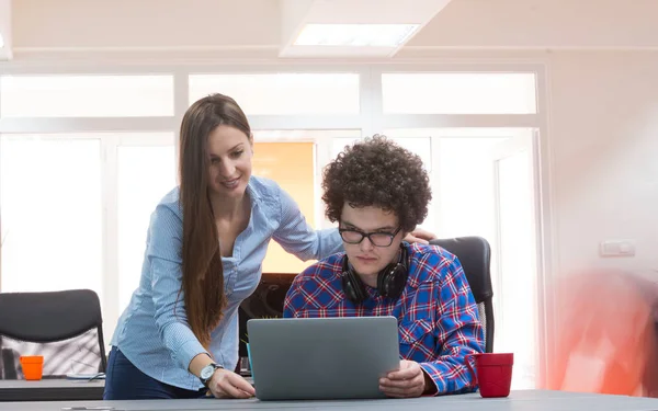 Retrato Grupo Inicialização Pessoas Criativas Tendo Uma Reunião Com Laptop — Fotografia de Stock