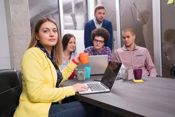 Grupo Personas Creativas Que Reúnen Con Ordenador Portátil Una Oficina — Foto de Stock