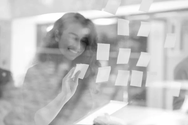 ビジネス スタートアップ プランニング のコンセプト 事務所ガラス板でステッカーに書いて幸せの創造的なチーム — ストック写真
