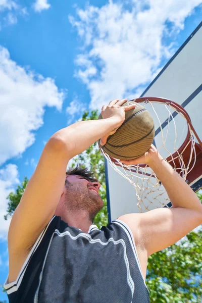 Man Playing Basketball — Stock Photo, Image