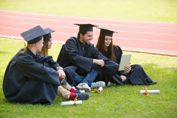 Concepto Educación Graduación Personas Grupo Estudiantes Internacionales Felices Tablas Mortero —  Fotos de Stock