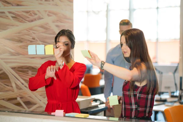 ビジネス スタートアップ プランニング のコンセプト 事務所ガラス板でステッカーに書いて幸せの創造的なチーム — ストック写真