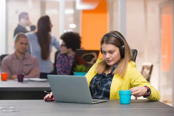 Retrato Grupo Inicialização Pessoas Criativas Tendo Uma Reunião Com Laptop — Fotografia de Stock