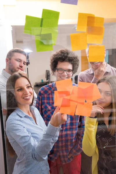 Jóvenes Creativos Emprendedores Reunión Oficina Moderna Hacer Planes Proyectos Con — Foto de Stock