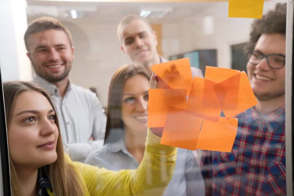 Junge Kreative Start Unternehmer Treffen Sich Modernen Büro Und Erstellen — Stockfoto