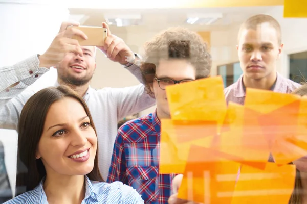 Junge Kreative Start Unternehmer Treffen Sich Modernen Büro Und Erstellen — Stockfoto