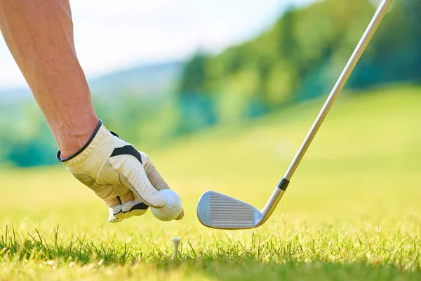 Kézzel Tesz Golf Labdát Tee Golfpályán — Stock Fotó