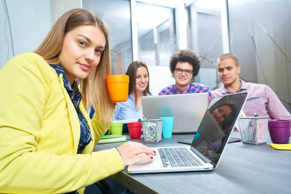 Başlangıç Grup Içinde Modern Bir Ofis Toplantısı Bir Dizüstü Bilgisayar — Stok fotoğraf
