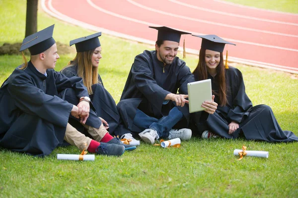 Educação Graduação Conceito Pessoas Grupo Estudantes Internacionais Felizes Placas Argamassa — Fotografia de Stock