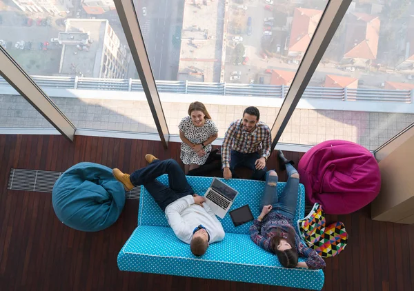 Gruppo Uomini Affari Che Lavorano Presso Ufficio Moderno — Foto Stock