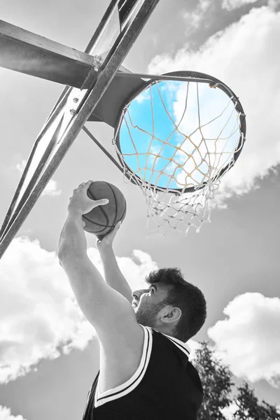 Homem Jogando Basquete Fora — Fotografia de Stock