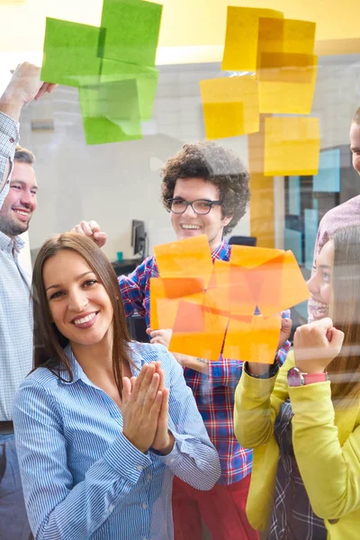 Jovens Empresários Inicialização Criativa Reunião Escritório Moderno Fazendo Planos Projetos — Fotografia de Stock