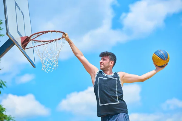 男子在外面打篮球 — 图库照片