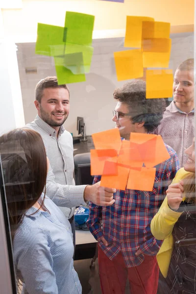 Jóvenes Creativos Emprendedores Reunión Oficina Moderna Hacer Planes Proyectos Con — Foto de Stock