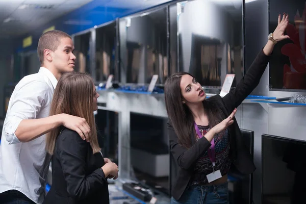 Tüketici Elektronik Mağazasından Bir Danışman Ile Genç Çift — Stok fotoğraf