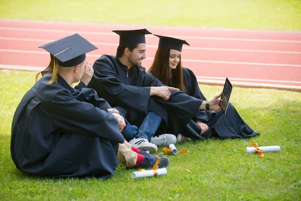 Edukacja Dyplom Koncepcja Ludzi Grupa Szczęśliwych Studentów Zagranicznych Moździerzach Sukniach — Zdjęcie stockowe