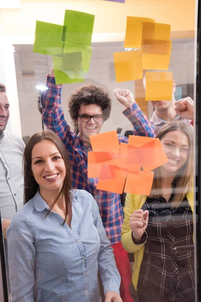 Jóvenes Creativos Emprendedores Reunión Oficina Moderna Hacer Planes Proyectos Con — Foto de Stock