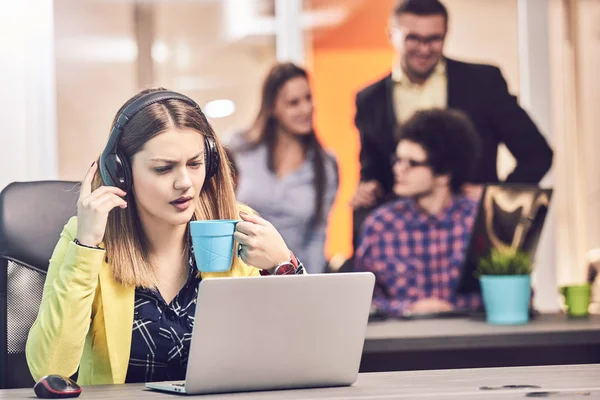 Porträt Einer Startup Gruppe Kreativer Menschen Die Sich Einem Modernen — Stockfoto