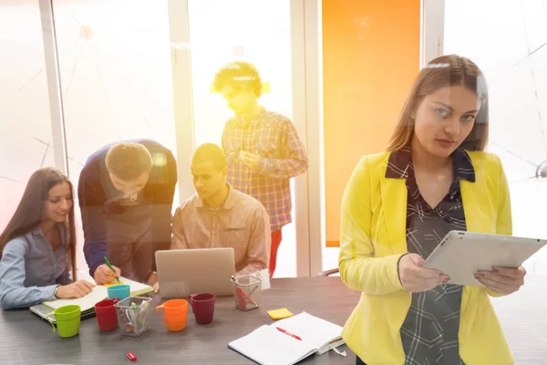 Gruppo Persone Creative Che Incontrano Con Computer Portatile Ufficio Moderno — Foto Stock