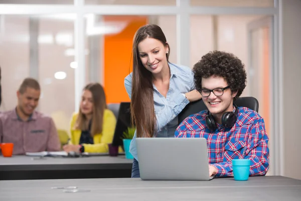 Retrato Grupo Personas Creativas Que Reúnen Con Ordenador Portátil Una — Foto de Stock