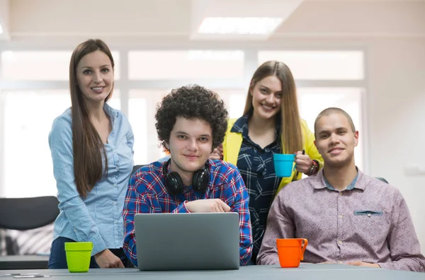 Retrato Grupo Personas Creativas Que Reúnen Con Ordenador Portátil Una —  Fotos de Stock