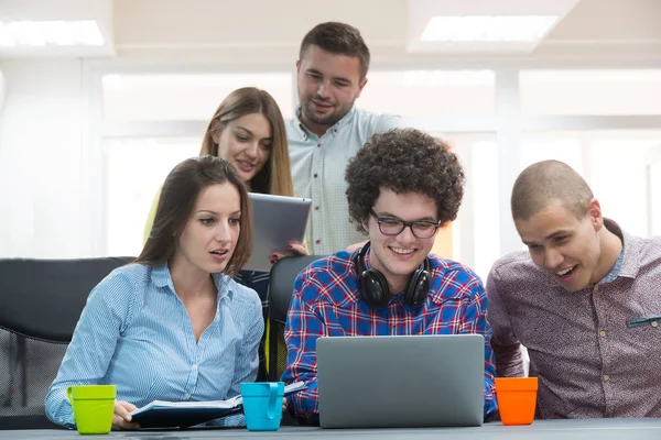 Retrato Grupo Personas Creativas Que Reúnen Con Ordenador Portátil Una — Foto de Stock