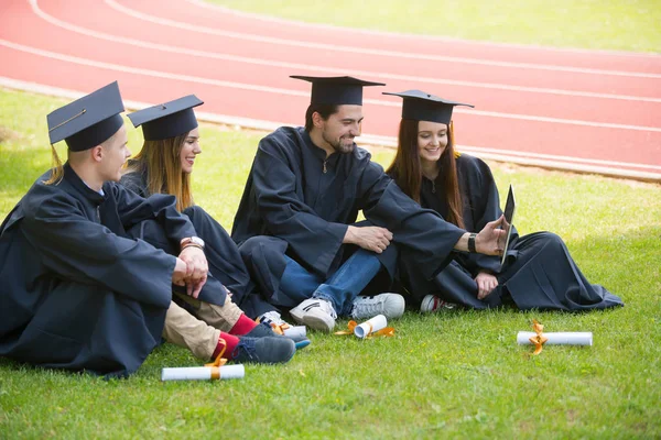 Educação Graduação Conceito Pessoas Grupo Estudantes Internacionais Felizes Placas Argamassa — Fotografia de Stock