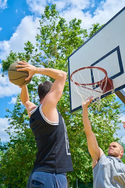 两个人在外面打篮球 — 图库照片