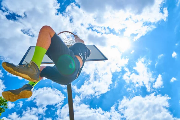 Basketbalový Hráč Hází Míč Koše Proti Modré Obloze — Stock fotografie