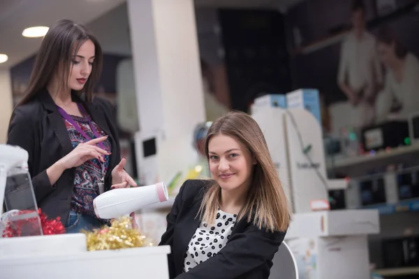 Haarpflege Schöne Langhaarige Frau Trocknet Haare Elektronikgeschäft — Stockfoto