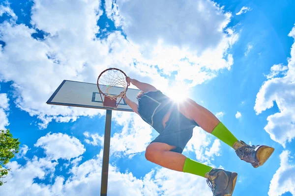 Basketbalový Hráč Hází Míč Koše Proti Modré Obloze — Stock fotografie