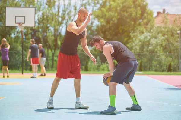 Par Killar Spela Basket Utanför — Stockfoto