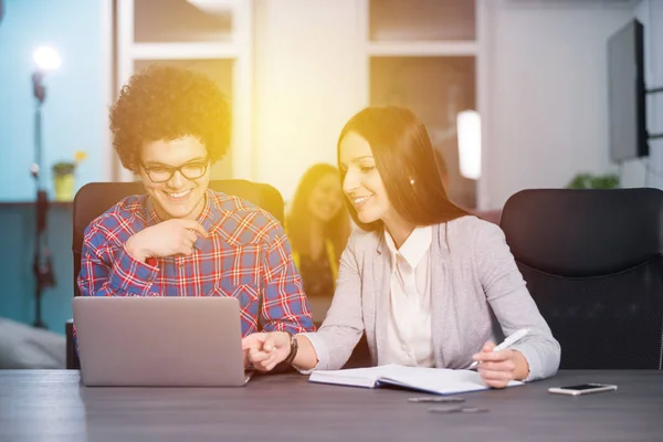 Ritratto Gruppo Startup Persone Creative Che Incontrano Con Computer Portatile — Foto Stock