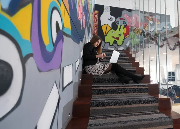 Chica Con Portátil Sentado Las Escaleras Oficina — Foto de Stock