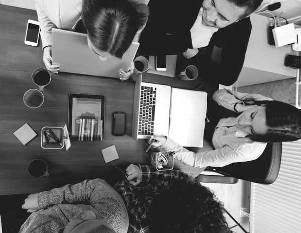 Retrato Grupo Inicialização Pessoas Criativas Tendo Uma Reunião Com Laptop — Fotografia de Stock